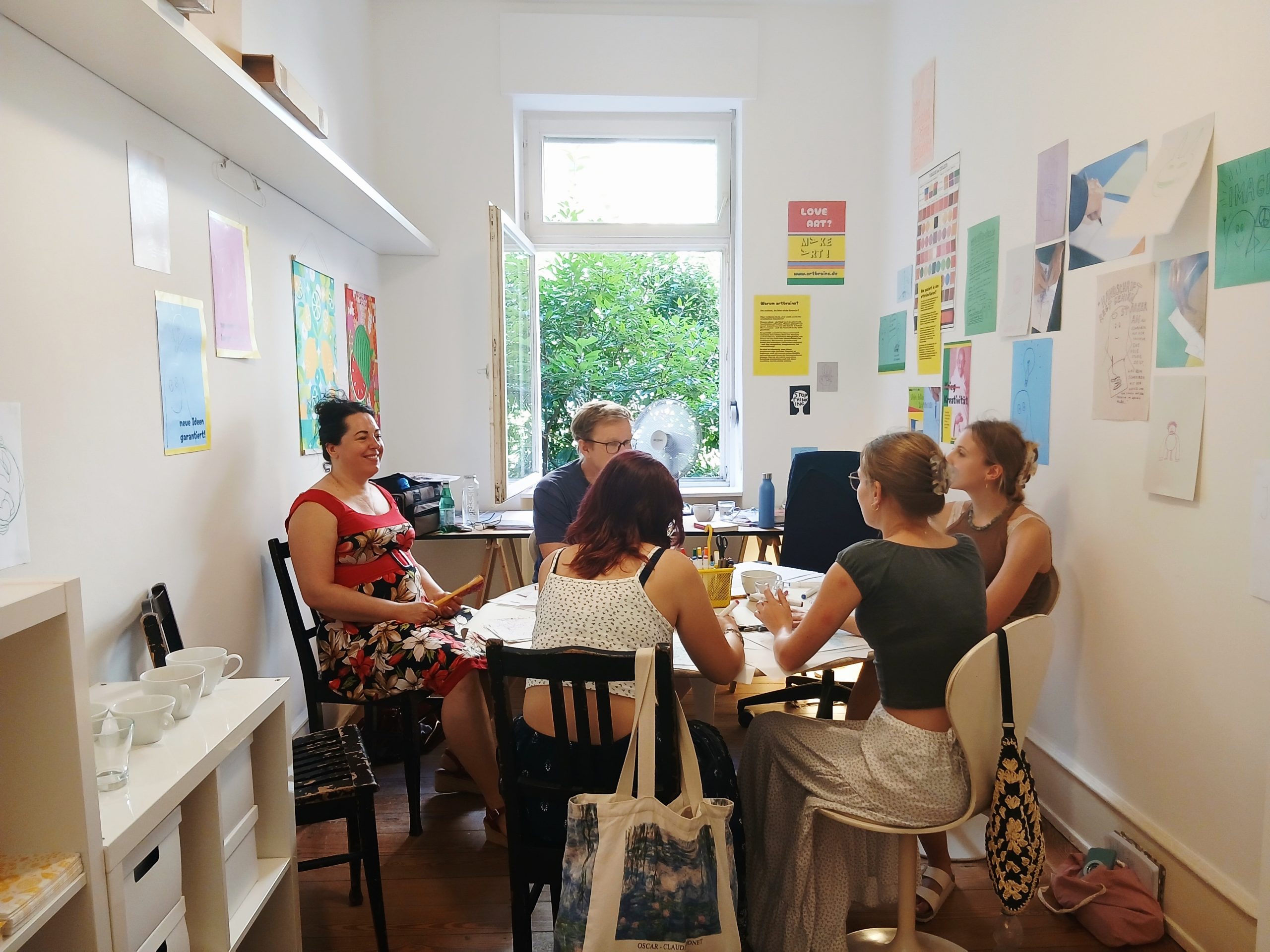 Kleingruppe beim gemeinsamen Arbeiten im artbrains Kursraum