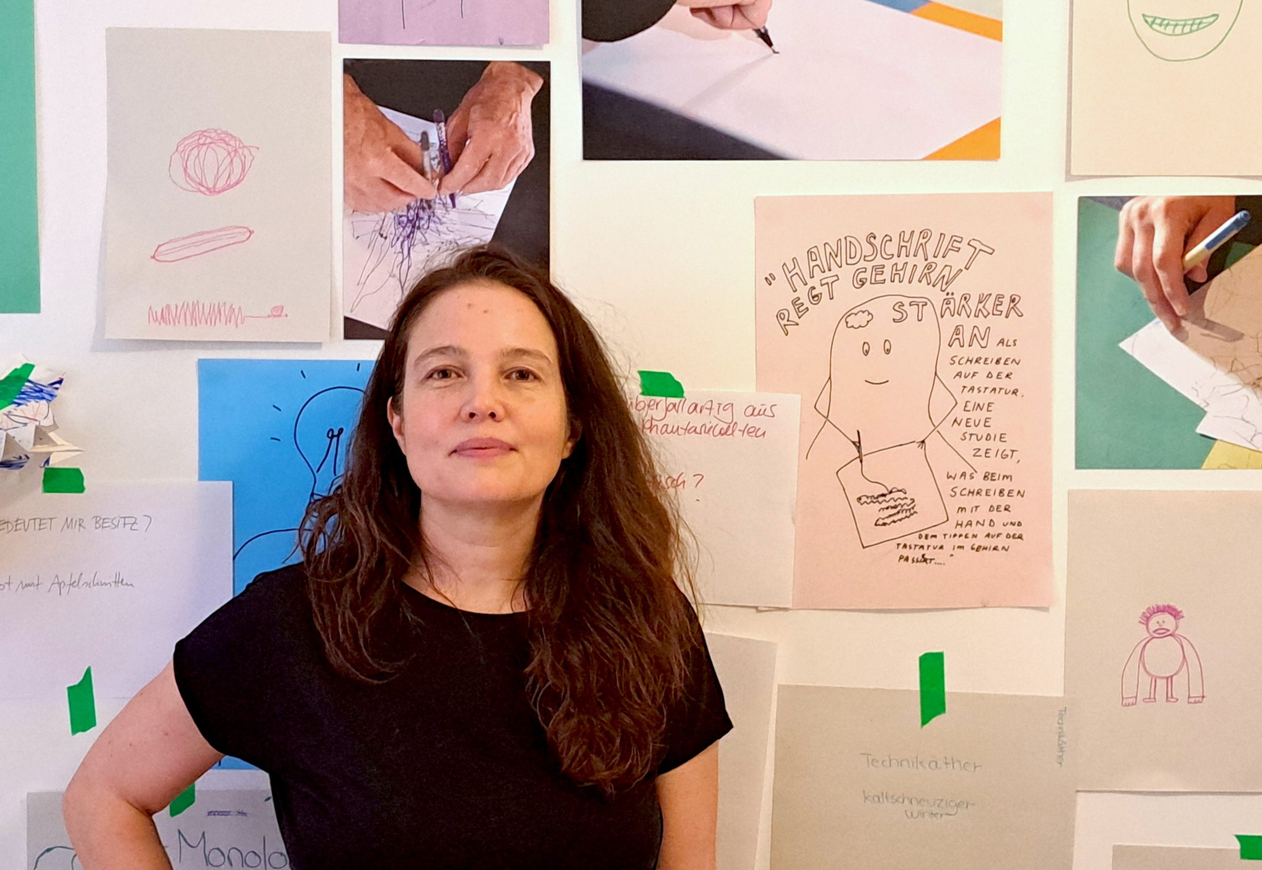 Mia Bailey vor ihrer Pinnwand mit artbrains-Materialien